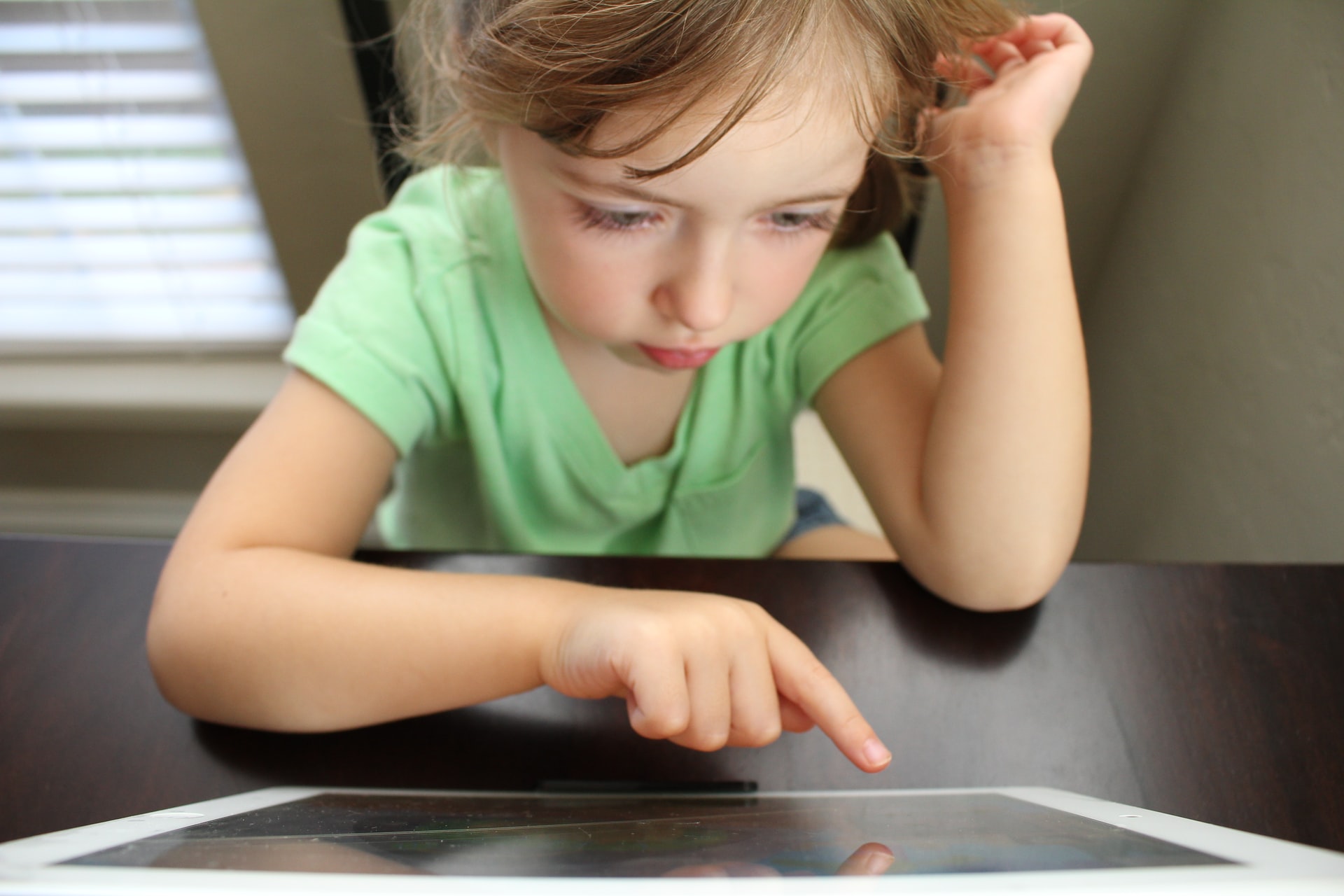 タブレットで学習する女の子