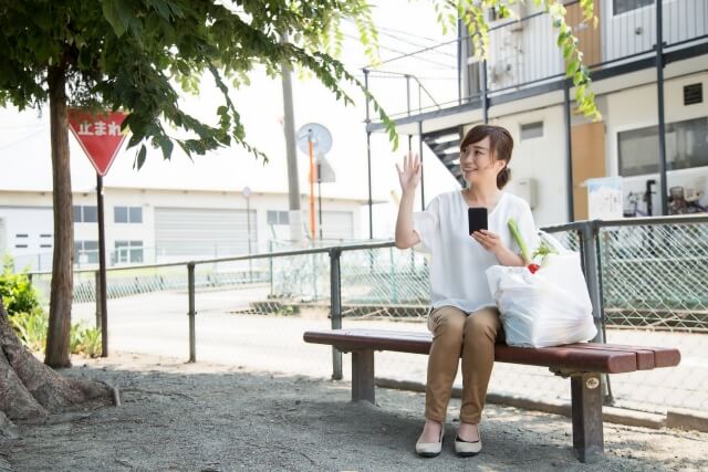 ママ友に会ったら「気づかないふり」より軽い挨拶を